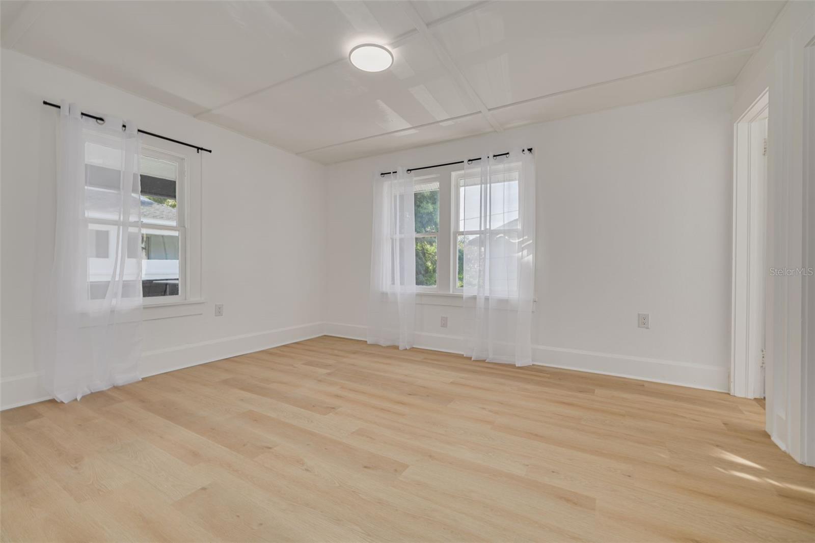 Listing photo id 35 for 925 16th Avenue N