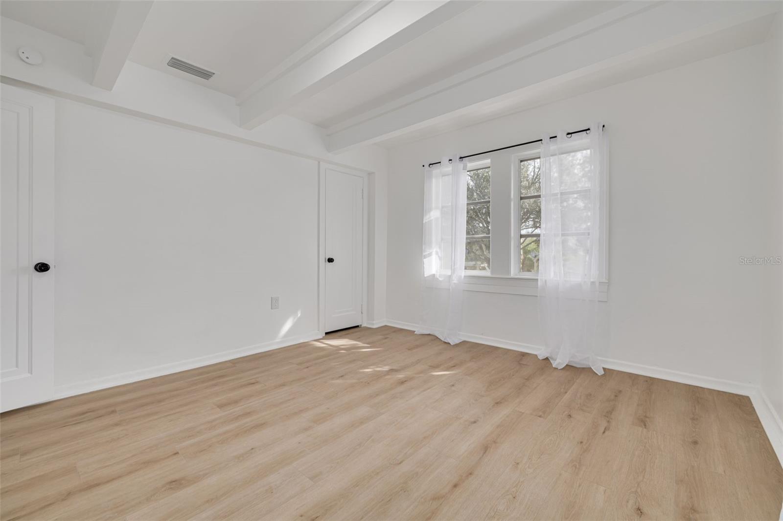 Listing photo id 41 for 925 16th Avenue N