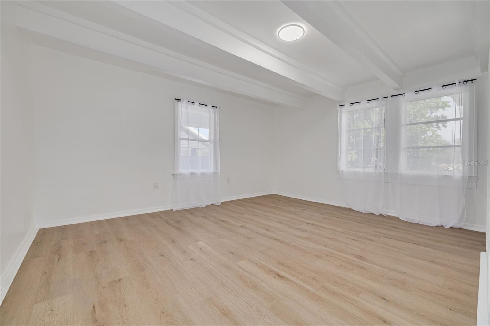 Listing photo id 43 for 925 16th Avenue N