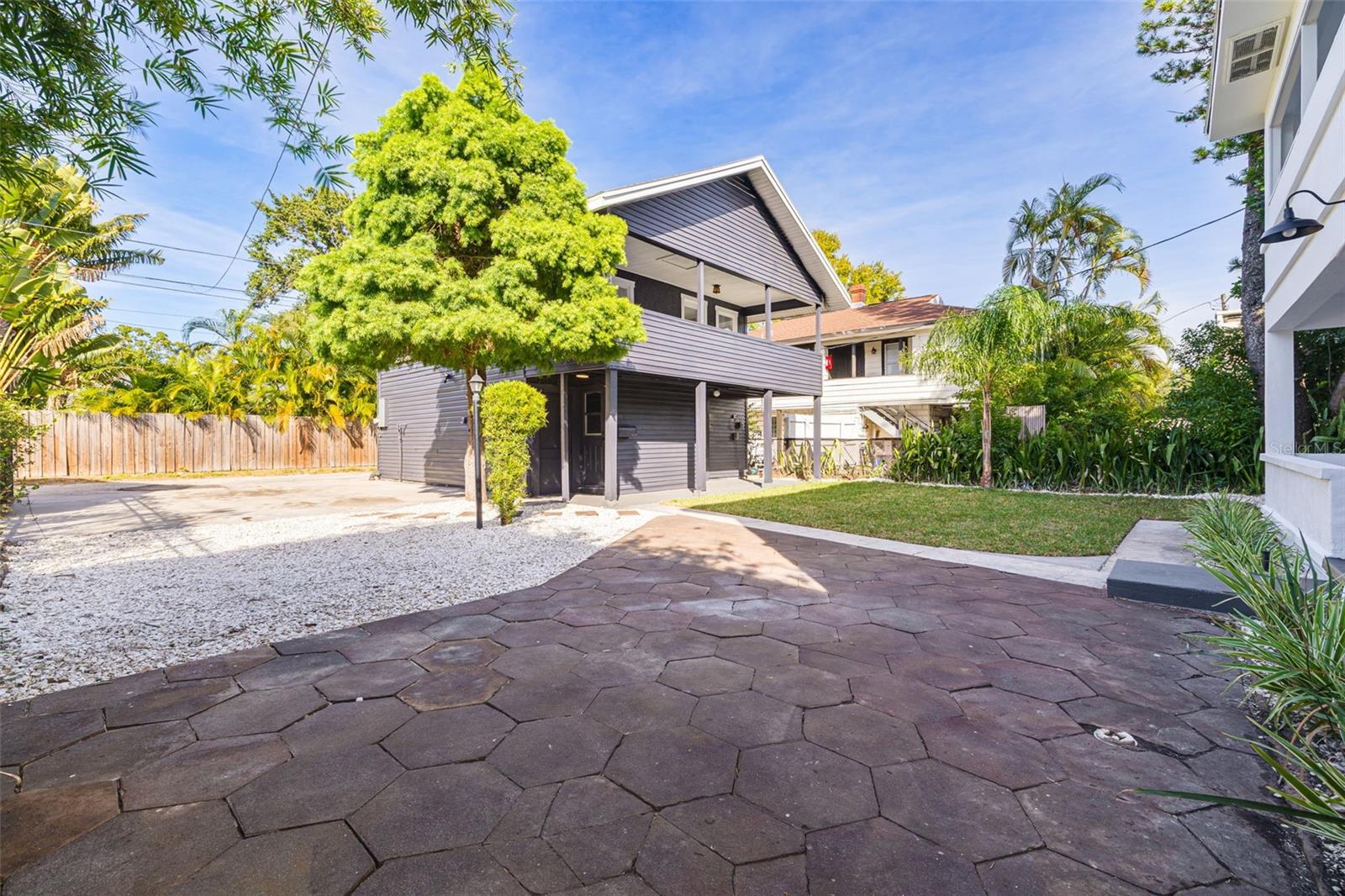 Listing photo id 46 for 925 16th Avenue N