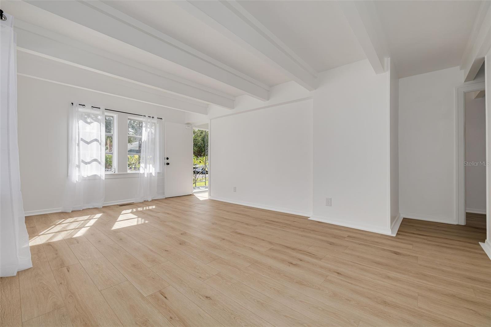 Listing photo id 6 for 925 16th Avenue N