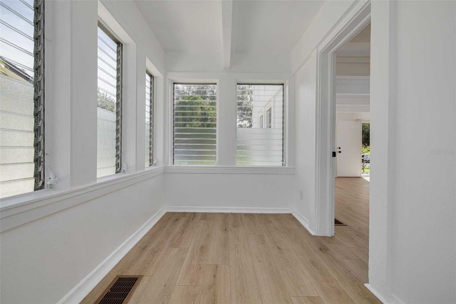 Listing photo id 7 for 925 16th Avenue N