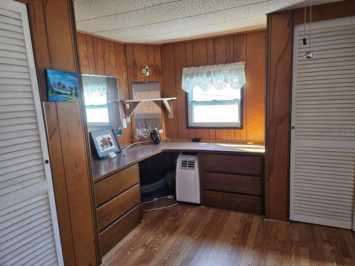 Listing photo id 10 for 4097 46th Avenue N 320