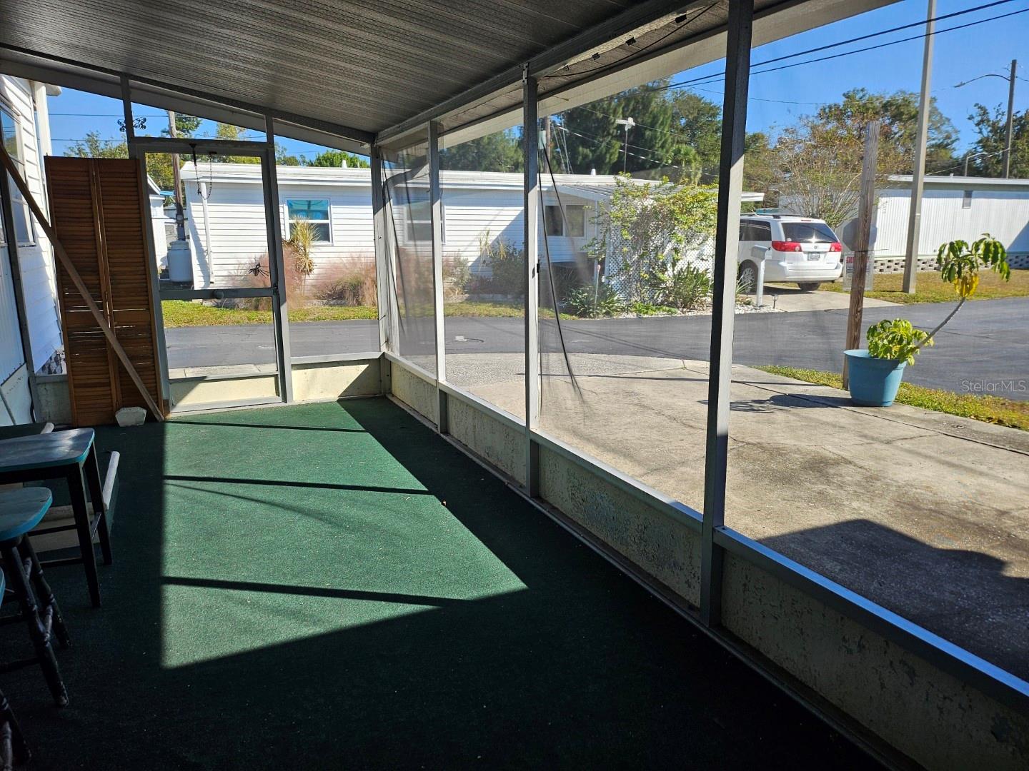 Listing photo id 12 for 4097 46th Avenue N 320