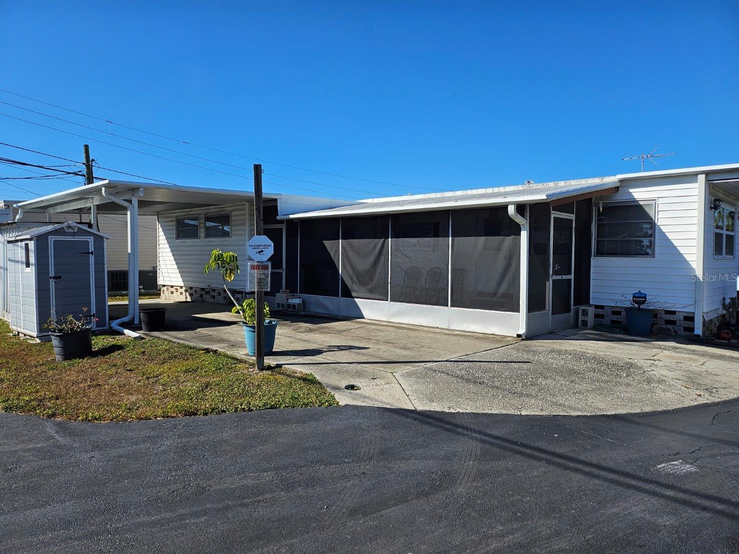 Listing photo id 13 for 4097 46th Avenue N 320