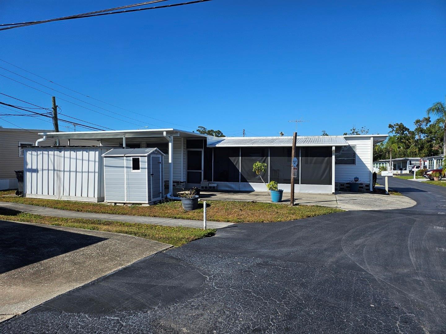 Listing photo id 15 for 4097 46th Avenue N 320