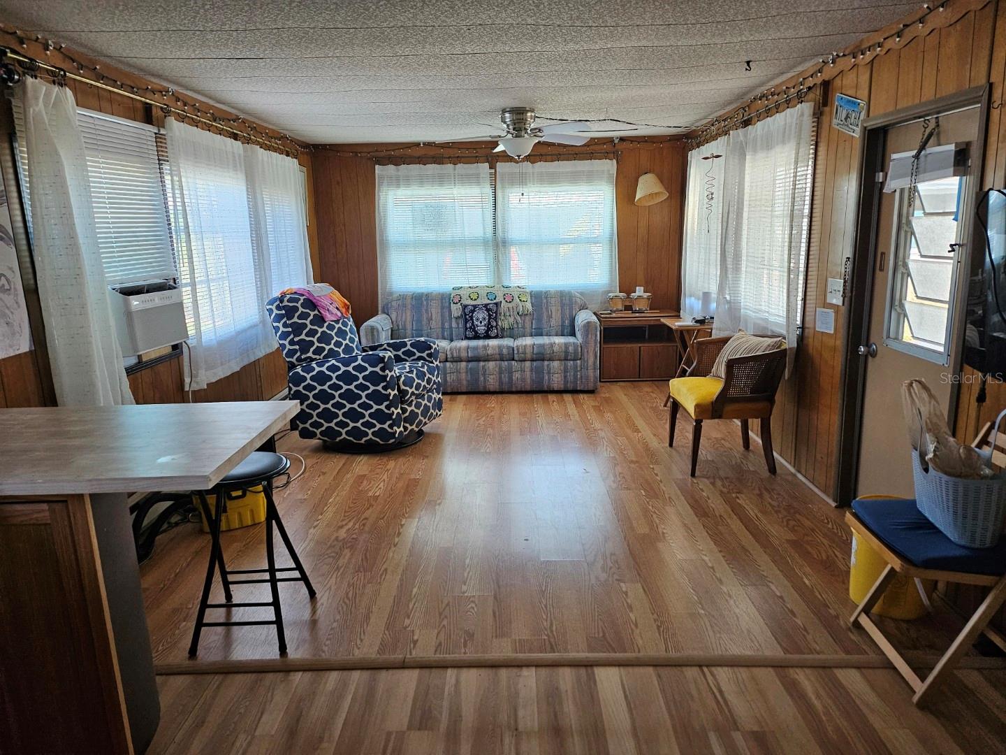 Listing photo id 1 for 4097 46th Avenue N 320