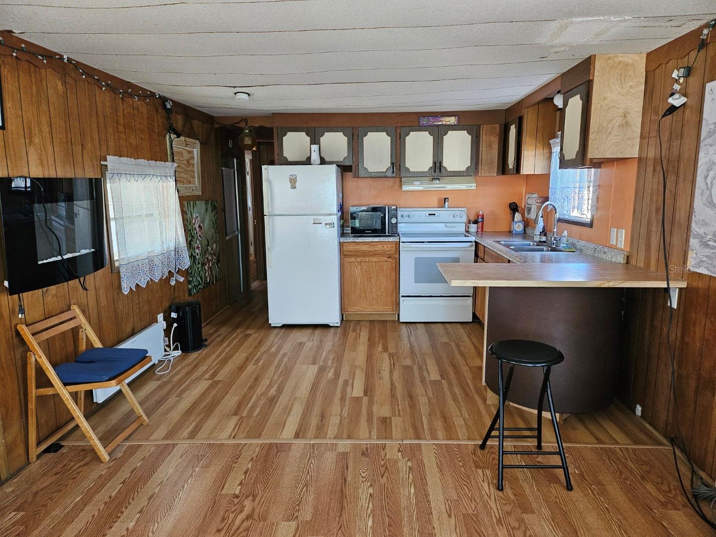 Listing photo id 2 for 4097 46th Avenue N 320