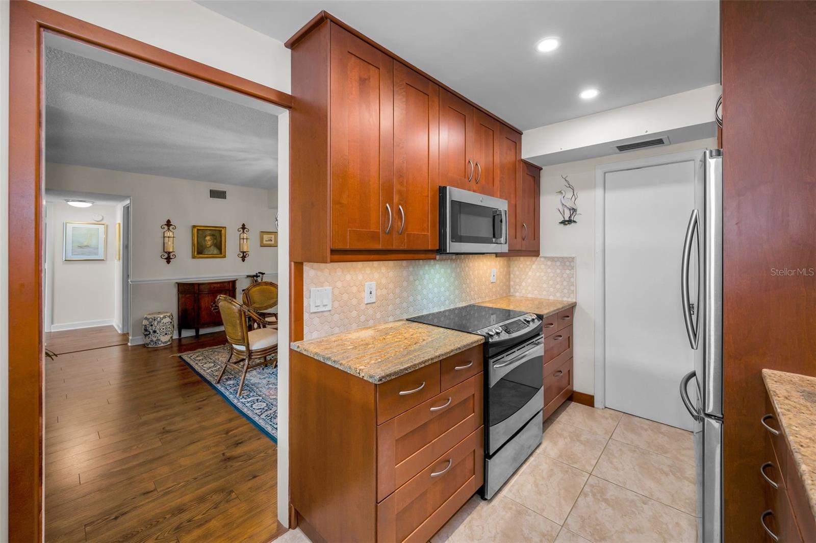 Image 20 of 42 For 632 Edgewater Drive 433