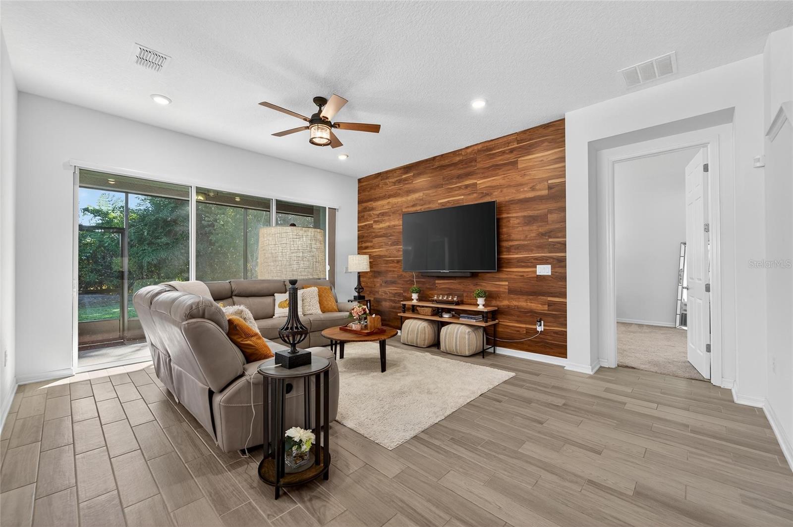 Listing photo id 52 for 10521 Alcon Blue Drive