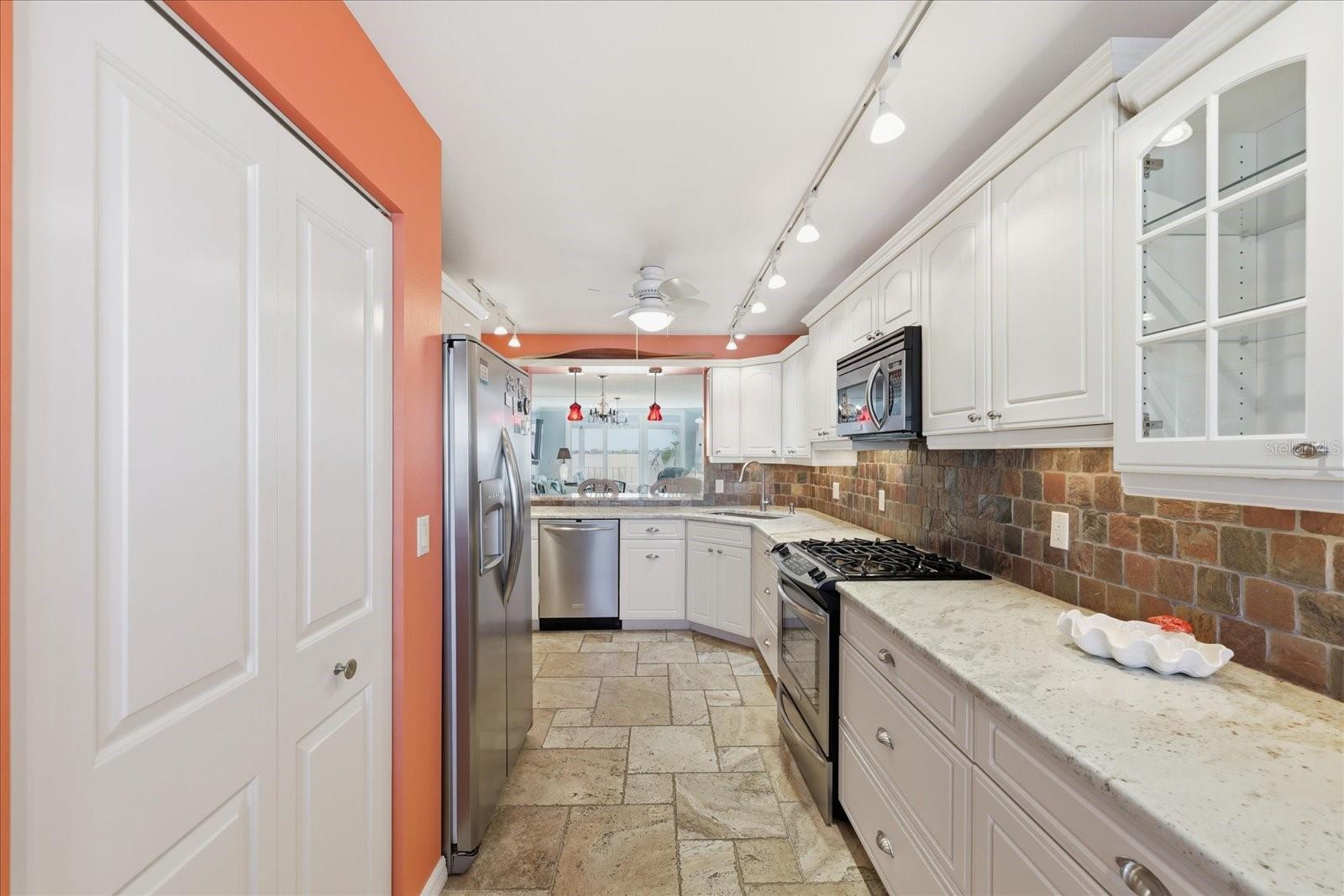 Image 20 of 59 For 6060 Shore Boulevard S 203