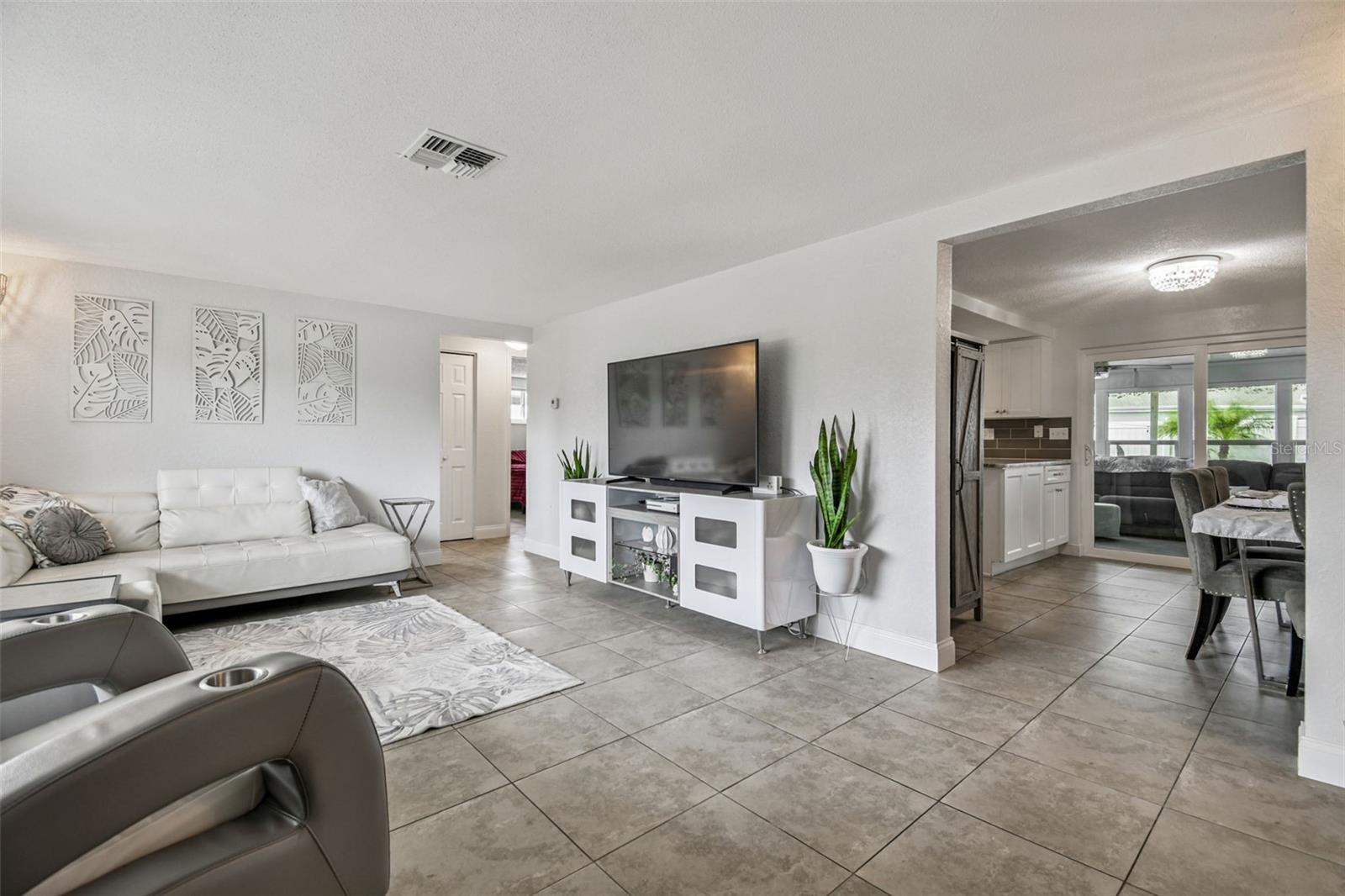 Image 4 of 46 For 7519 Holly Lake Lane