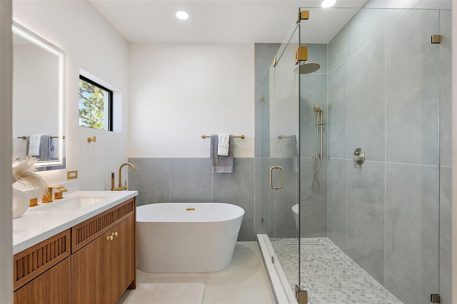 Image 20 of 37 For 2320 North B Street