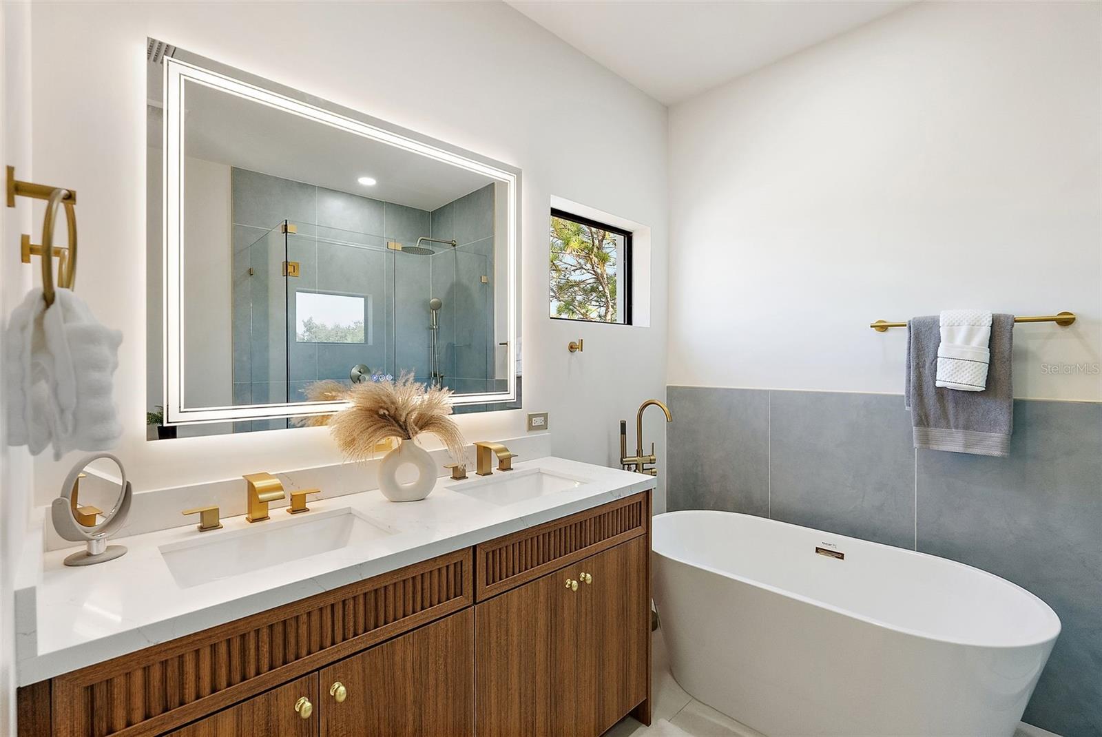 Image 22 of 37 For 2320 North B Street