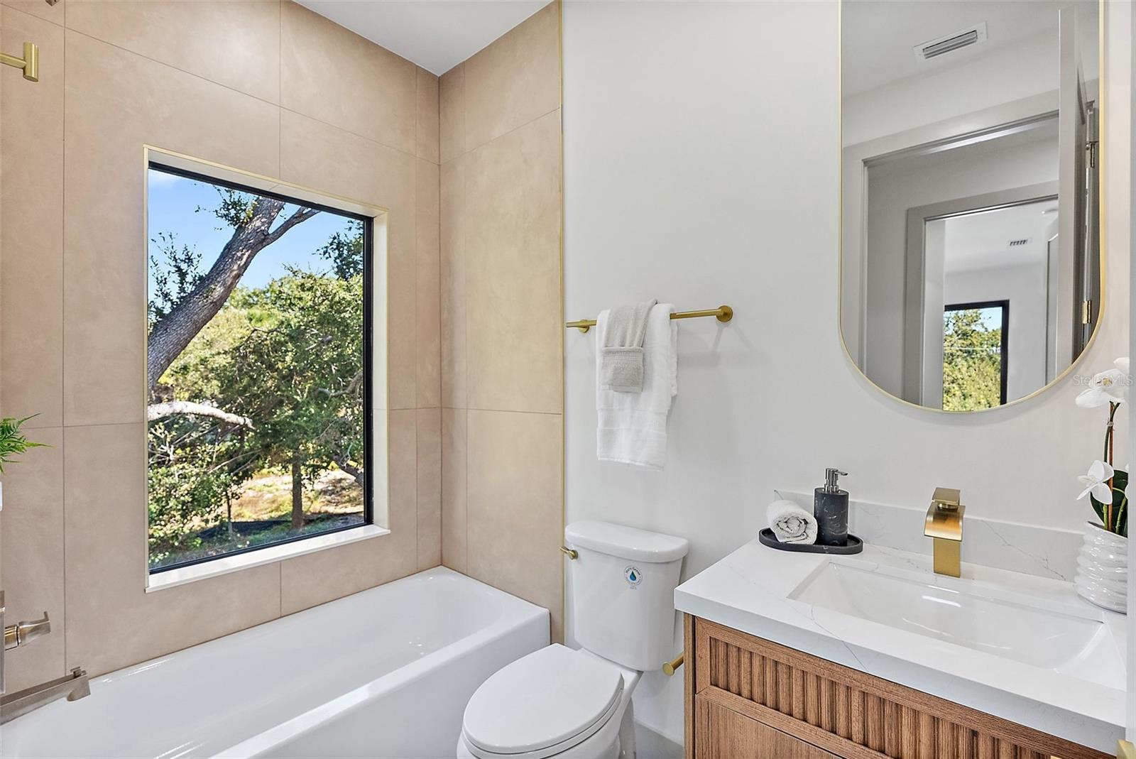 Image 29 of 37 For 2320 North B Street