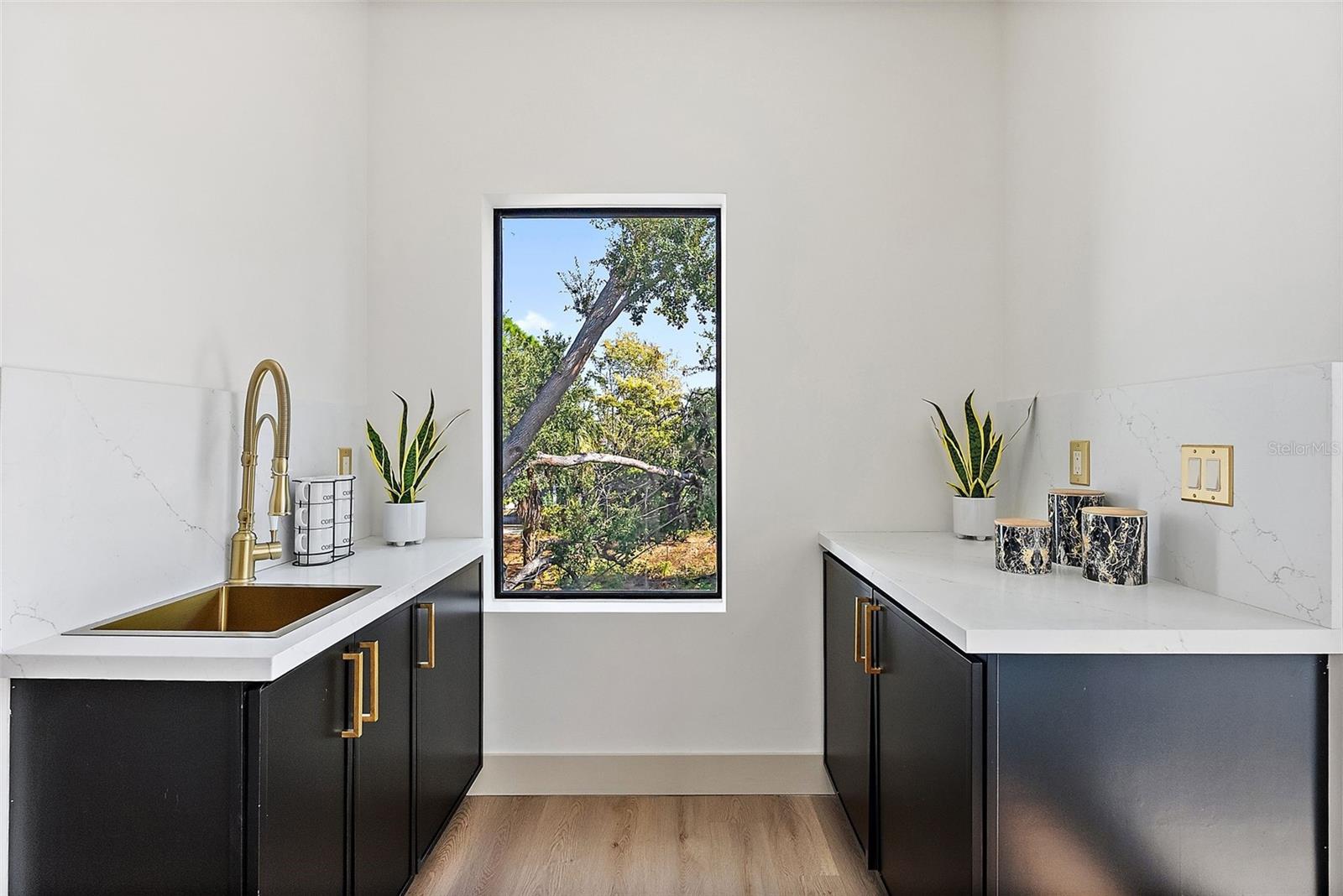 Image 31 of 37 For 2320 North B Street