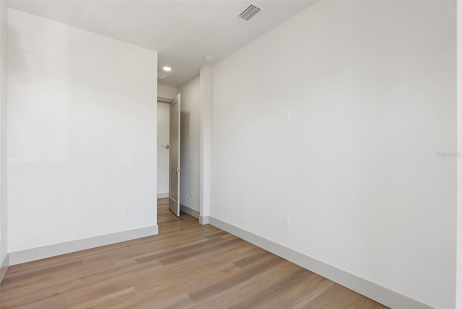 Image 33 of 37 For 2320 North B Street