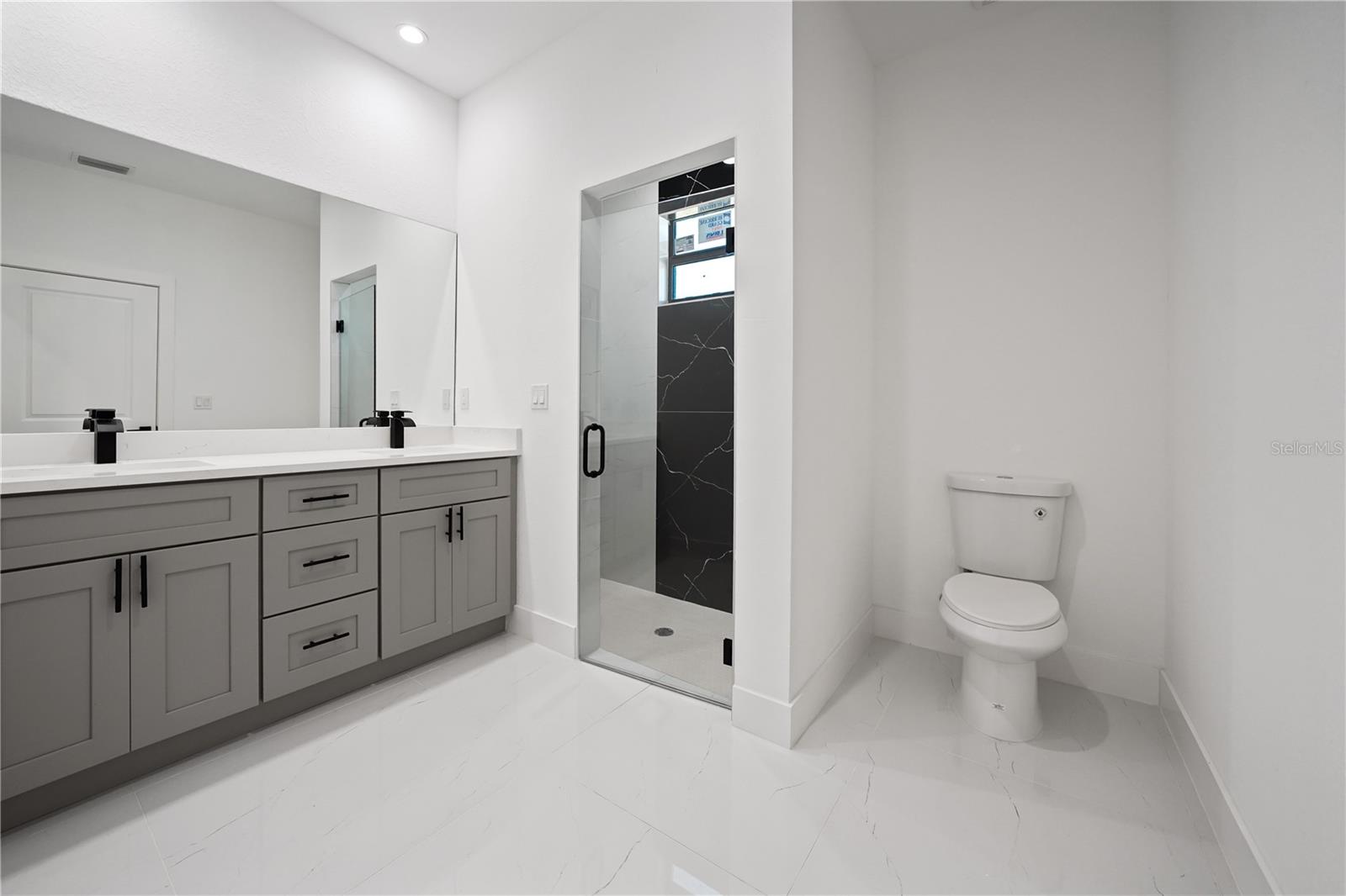 Image 22 of 37 For 2458 9th Terrace