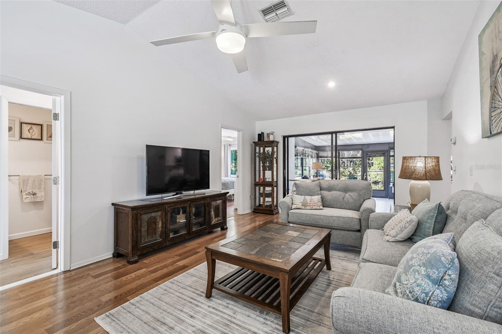 Listing photo id 8 for 11539 Scotch Pine Drive