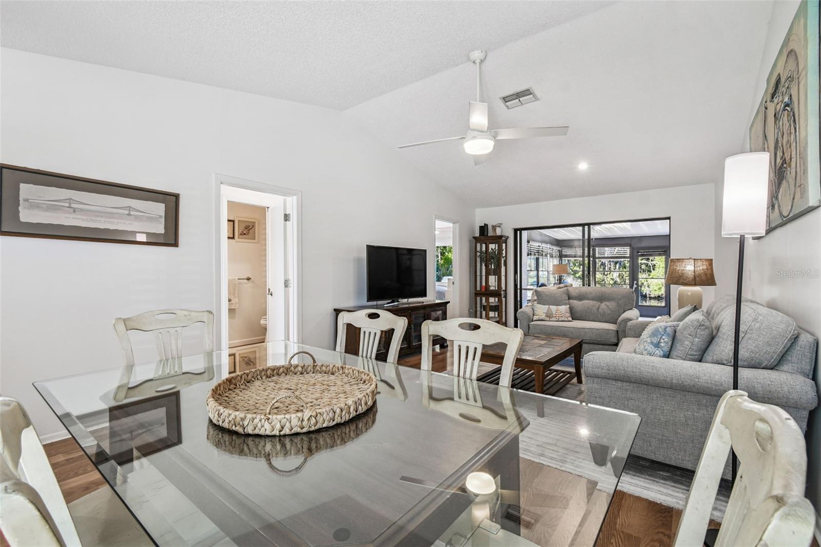 Listing photo id 5 for 11539 Scotch Pine Drive