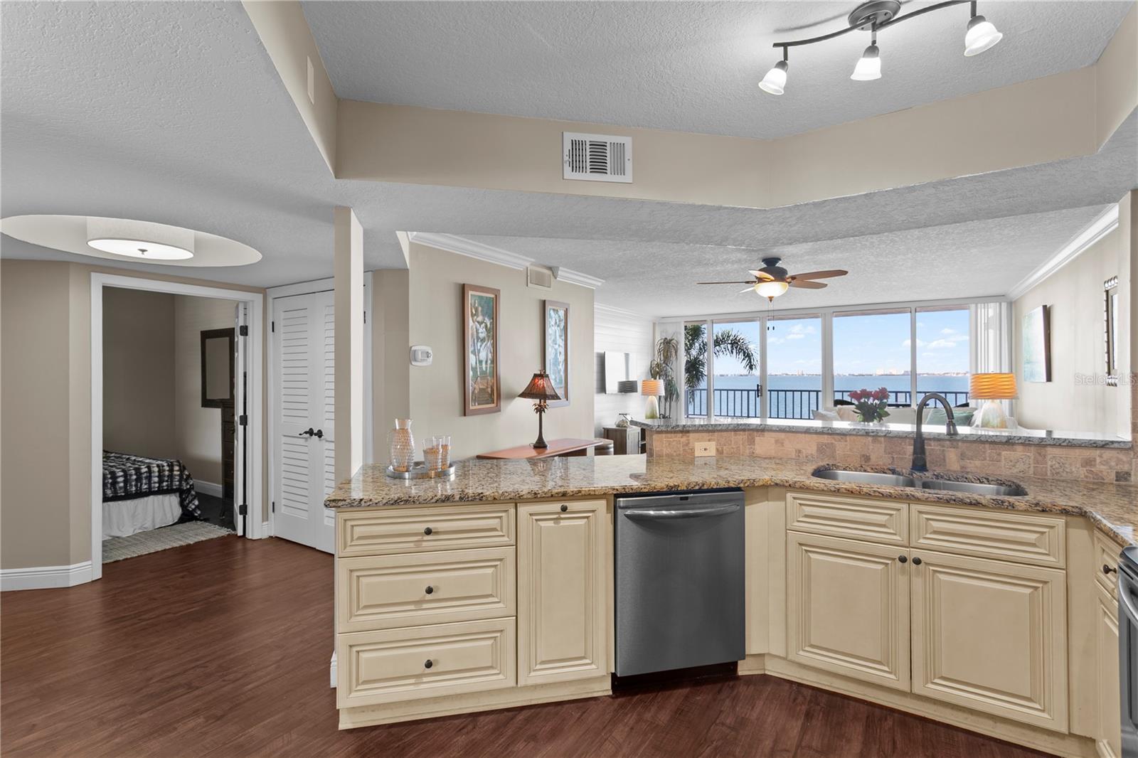 Listing photo id 12 for 5279 Isla Key Boulevard S 211