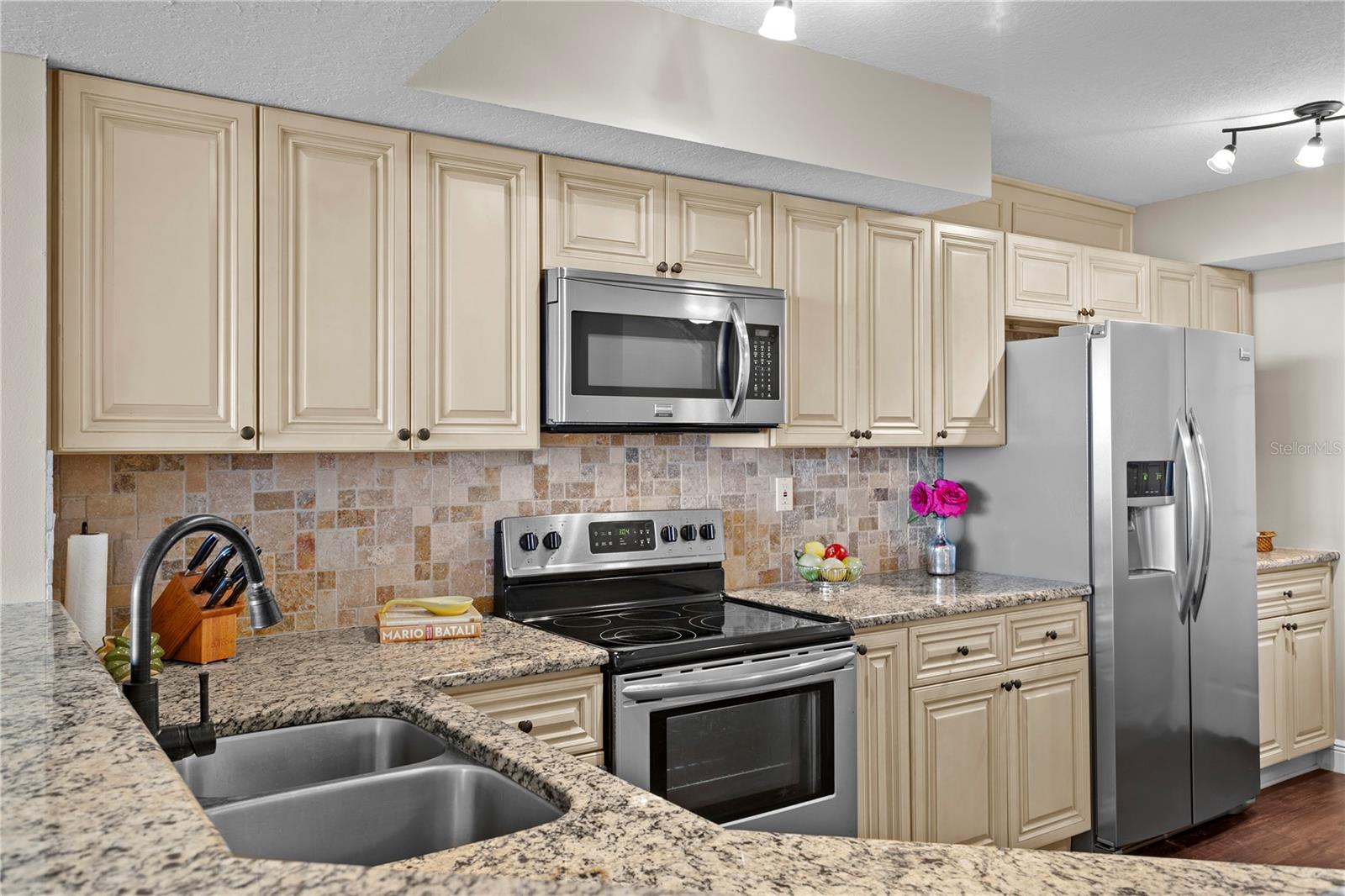 Listing photo id 13 for 5279 Isla Key Boulevard S 211