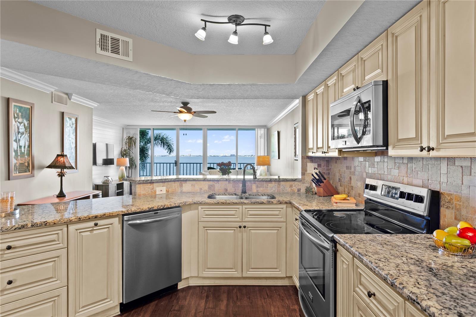 Listing photo id 14 for 5279 Isla Key Boulevard S 211