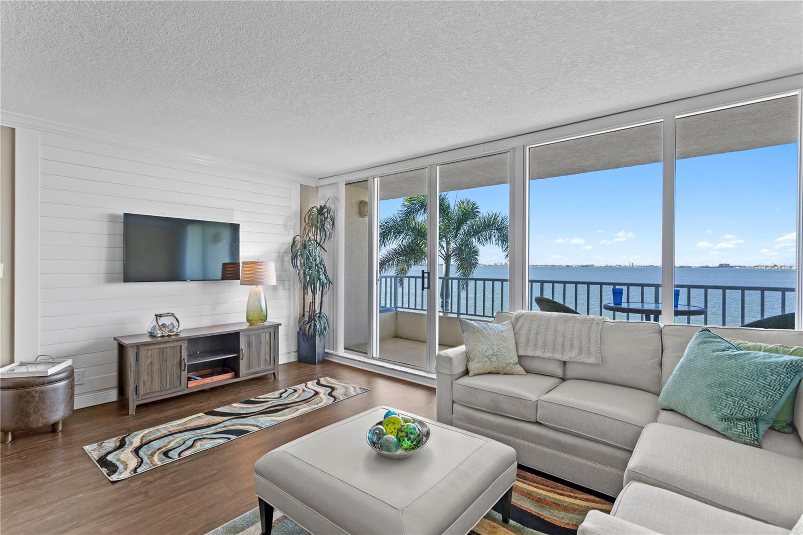 Listing photo id 4 for 5279 Isla Key Boulevard S 211