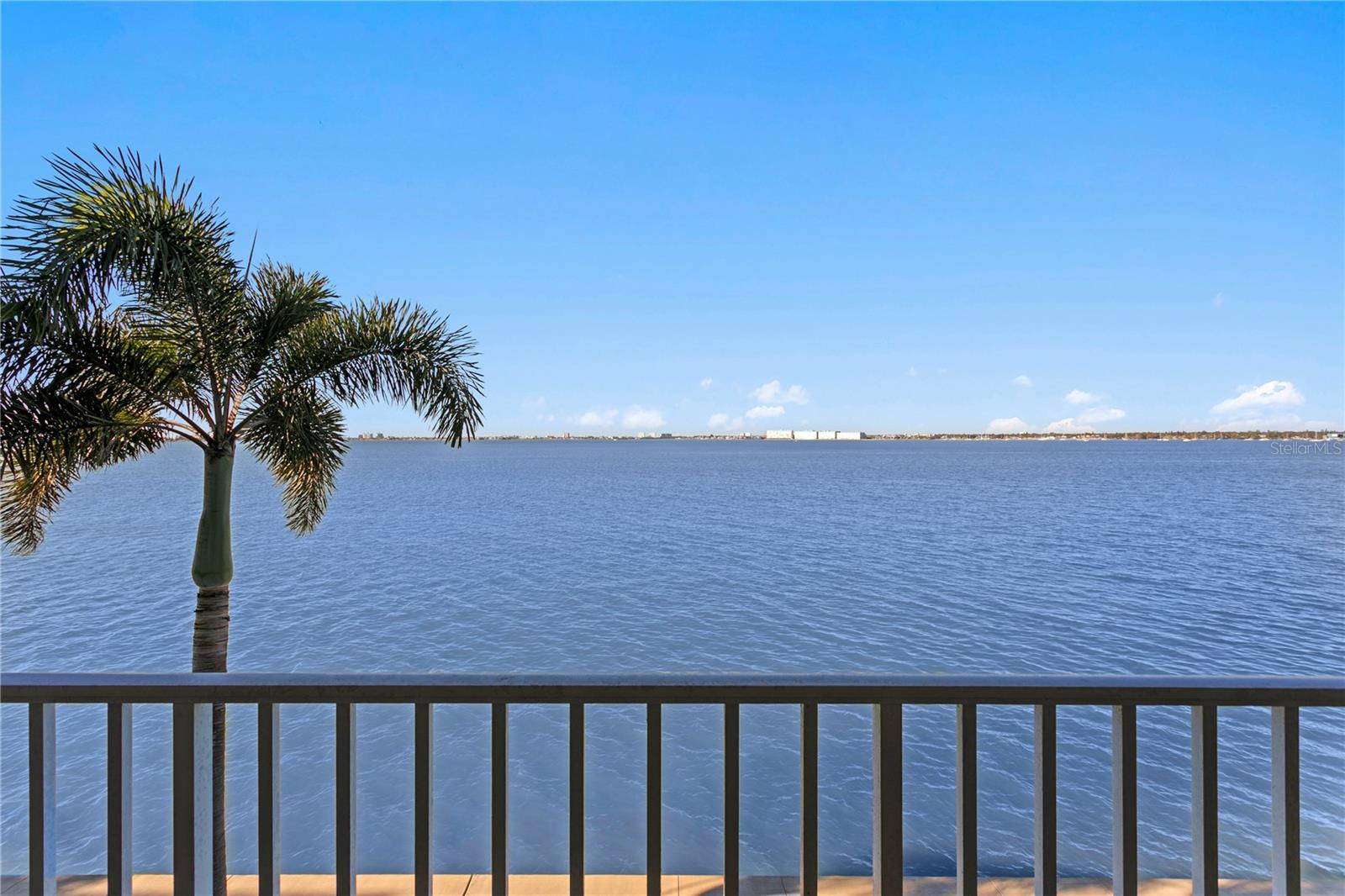 Listing photo id 7 for 5279 Isla Key Boulevard S 211