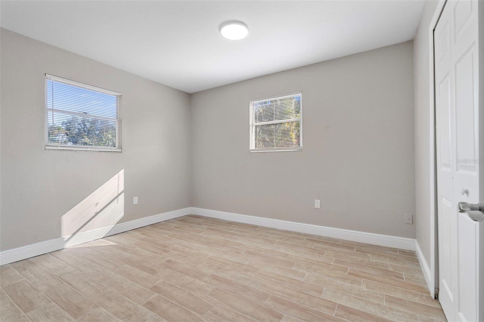 Listing photo id 15 for 8310 Croton Avenue