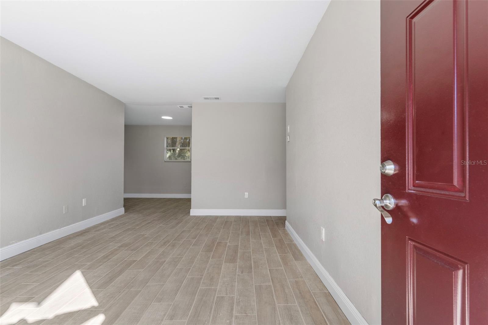 Listing photo id 2 for 8310 Croton Avenue