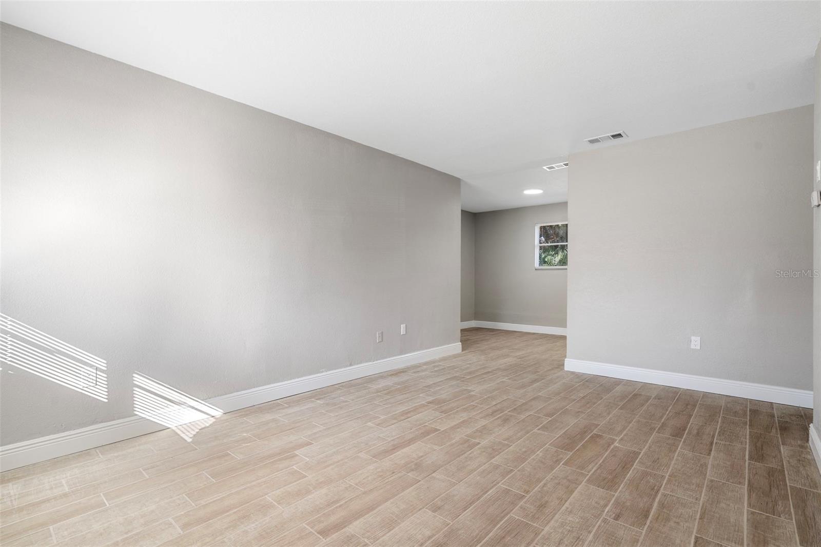 Listing photo id 3 for 8310 Croton Avenue