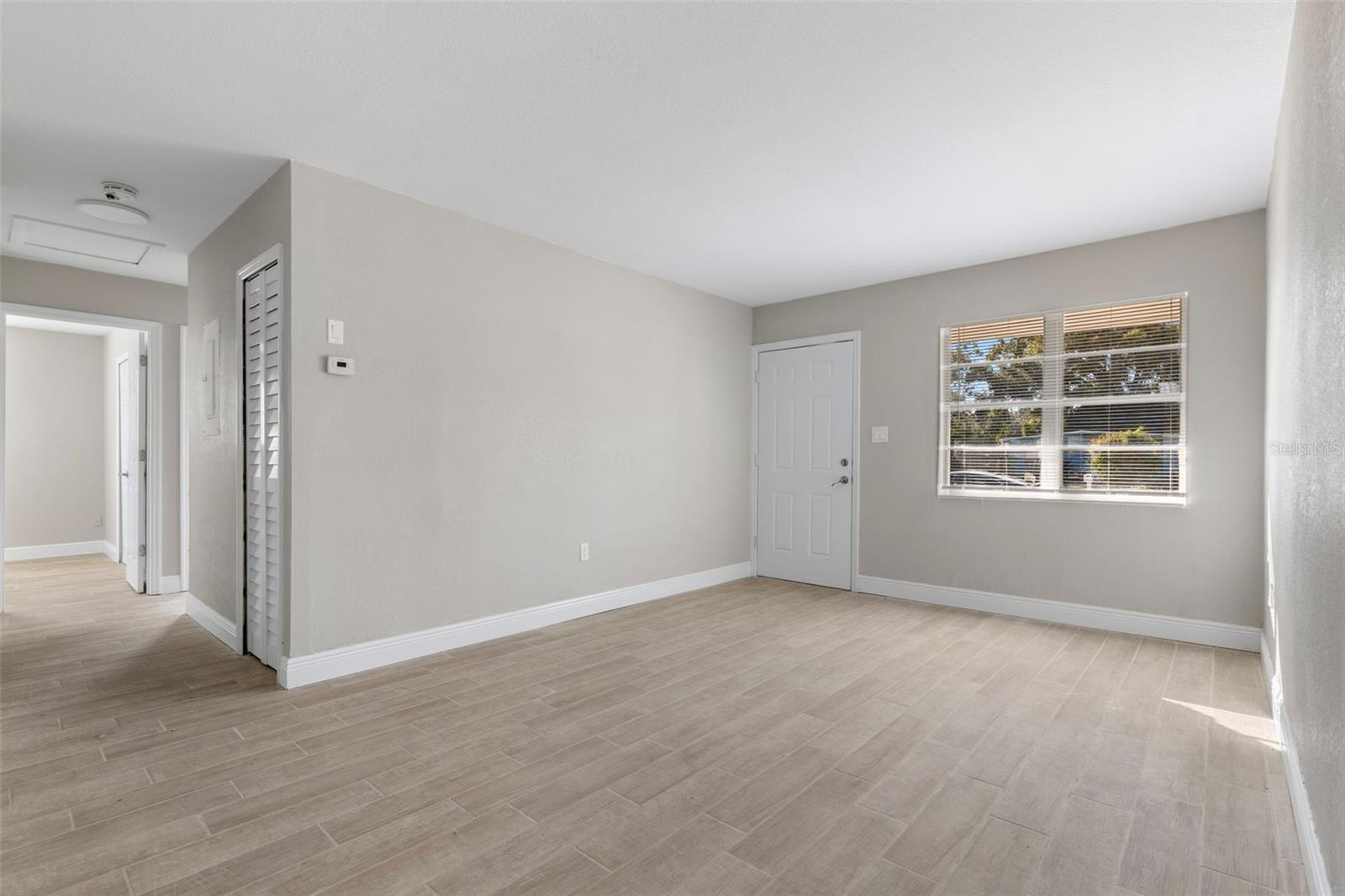 Listing photo id 5 for 8310 Croton Avenue