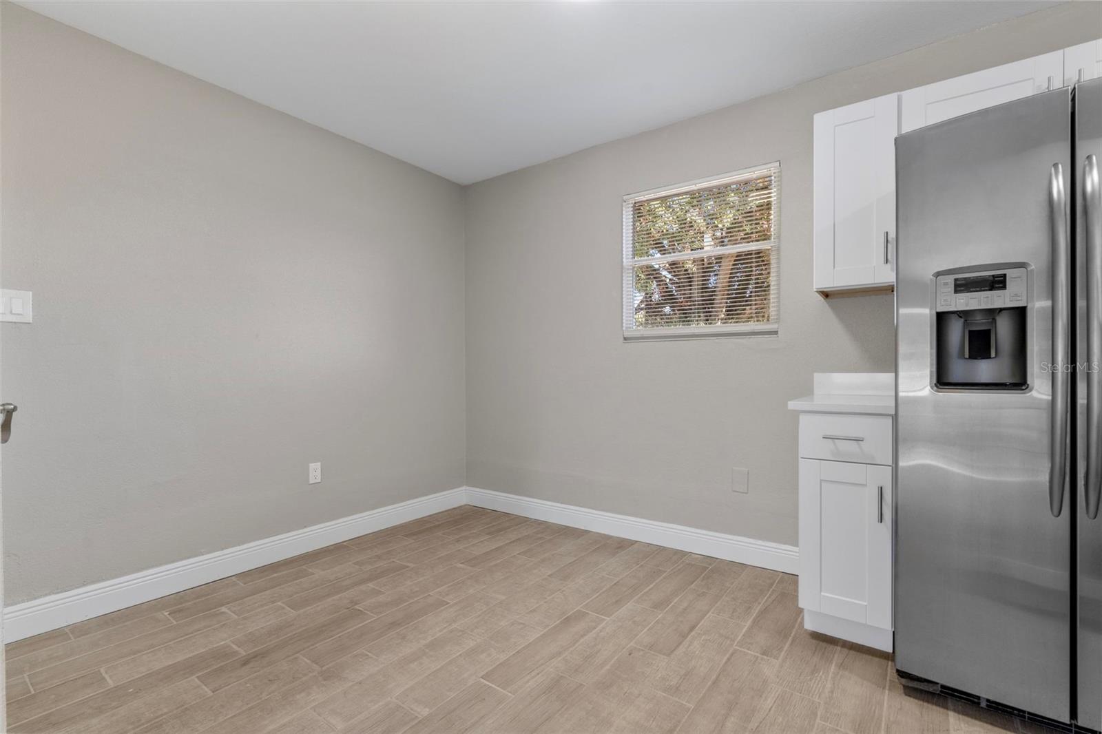 Listing photo id 6 for 8310 Croton Avenue