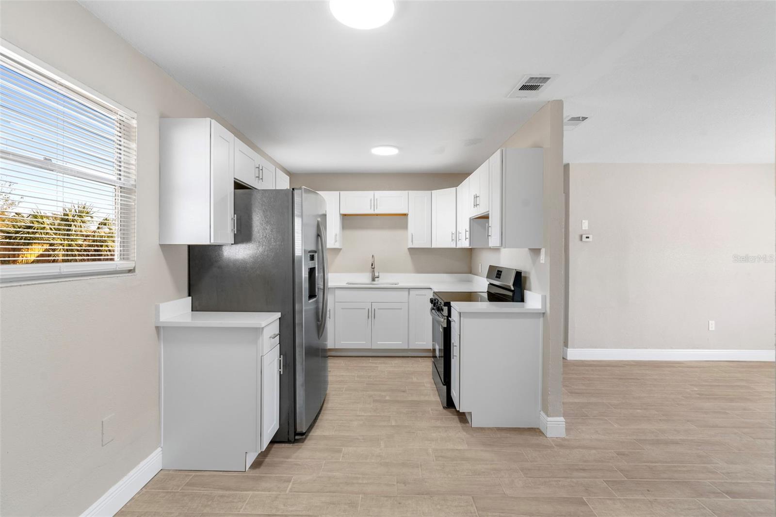 Listing photo id 7 for 8310 Croton Avenue