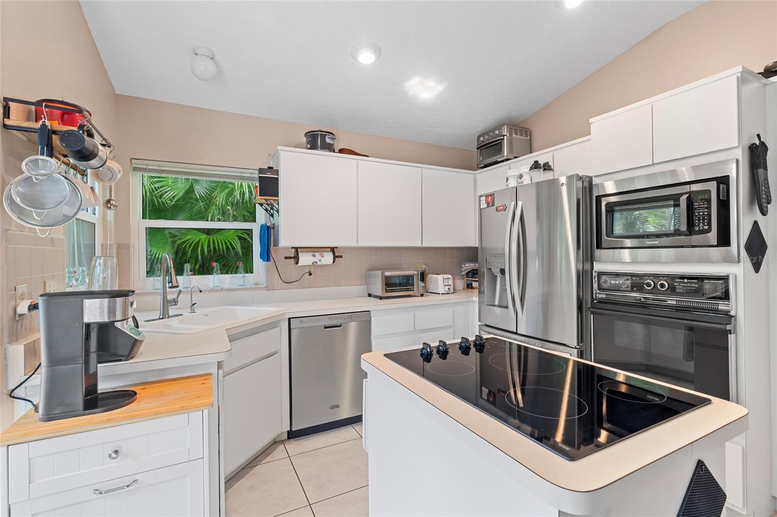 Image 16 of 51 For 948 Lucas Lane