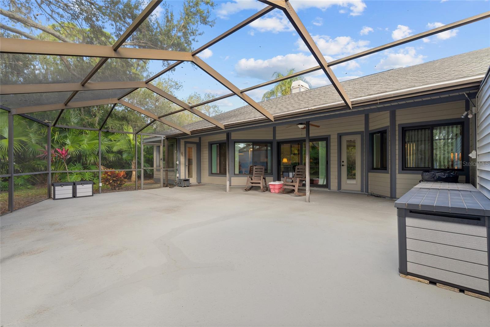 Image 33 of 51 For 948 Lucas Lane