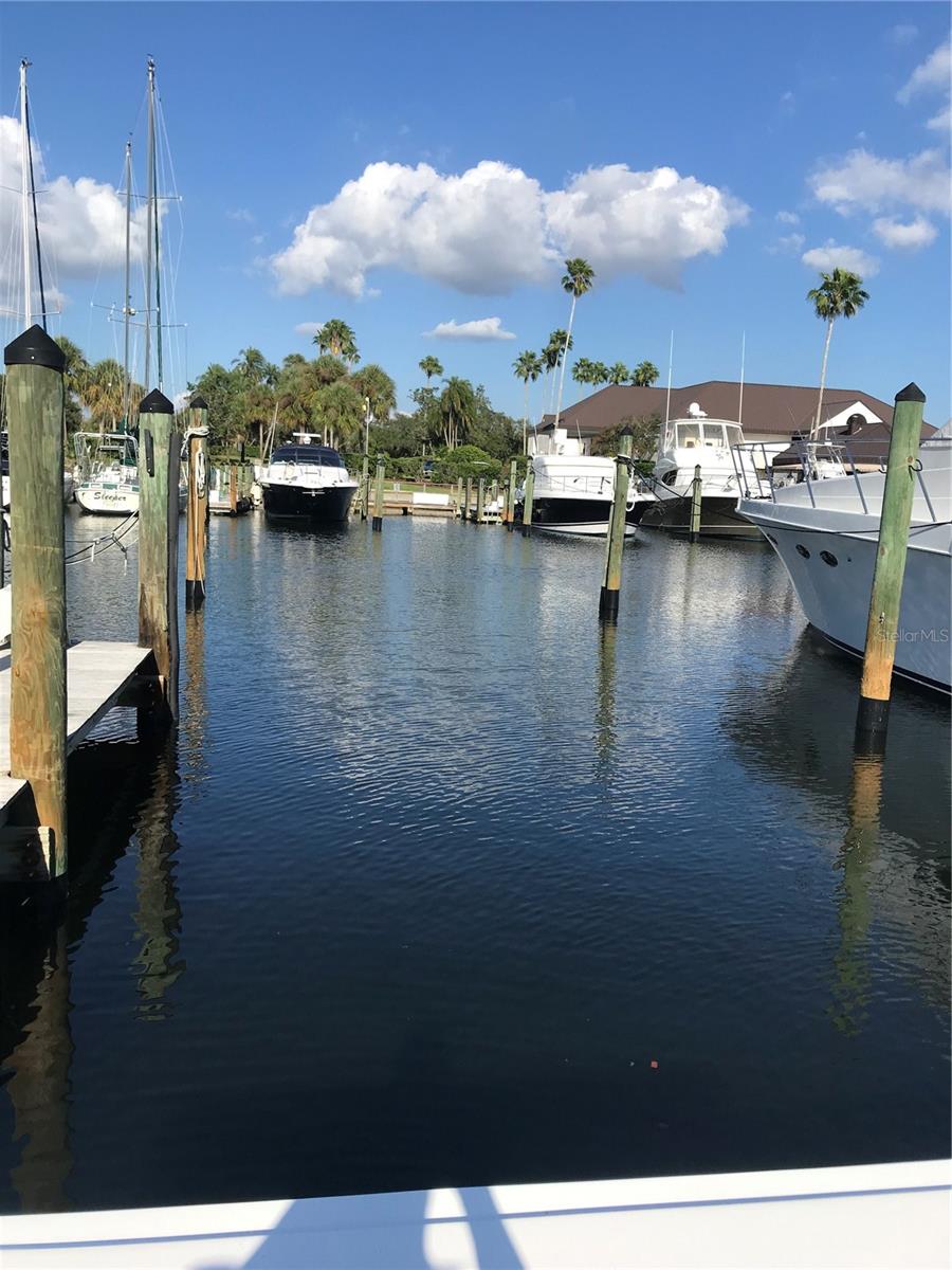 Listing photo id 3 for 6300 Pasadena Point Boulevard 42