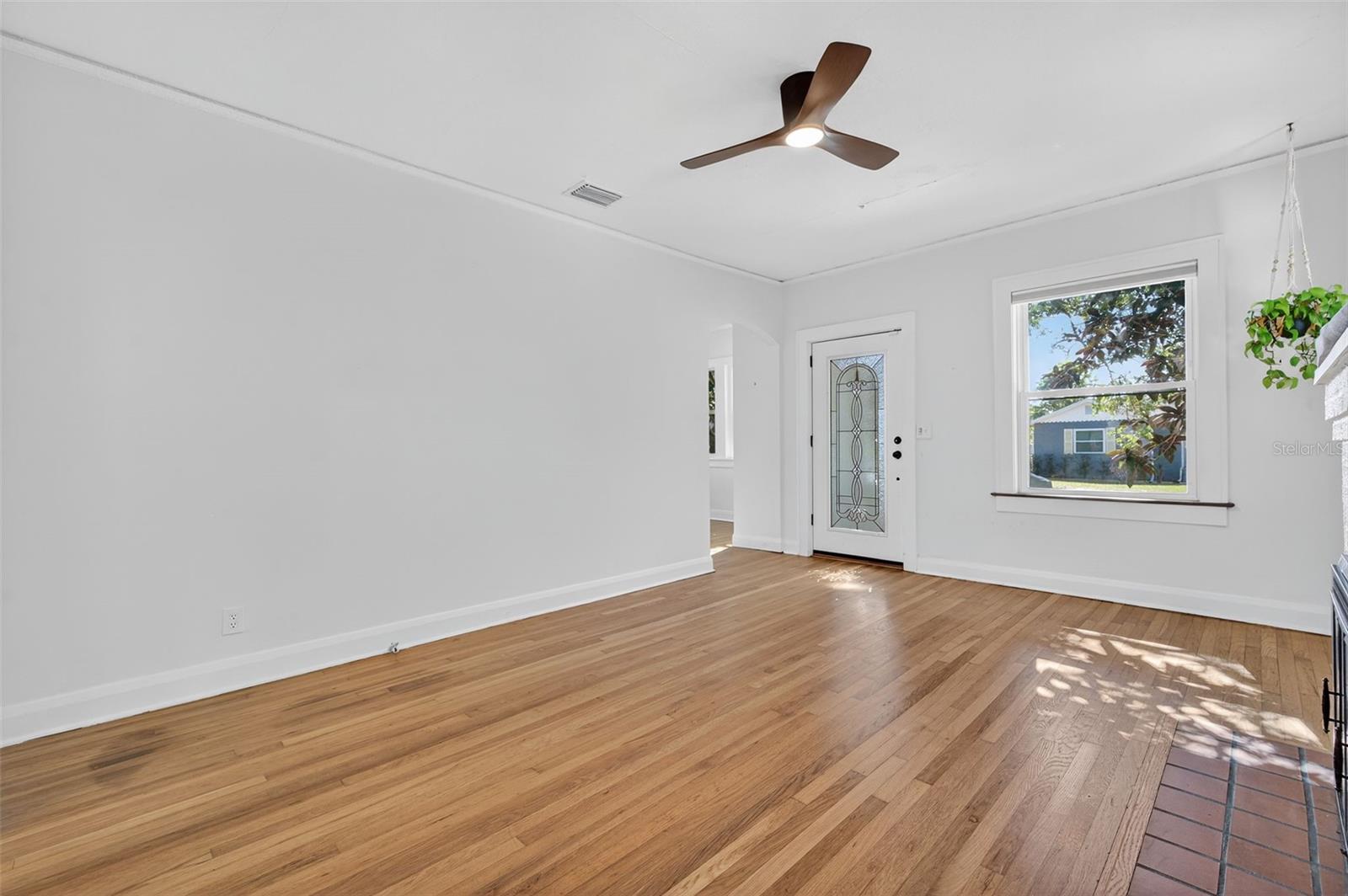 Image 11 of 68 For 907 Woodlawn Avenue