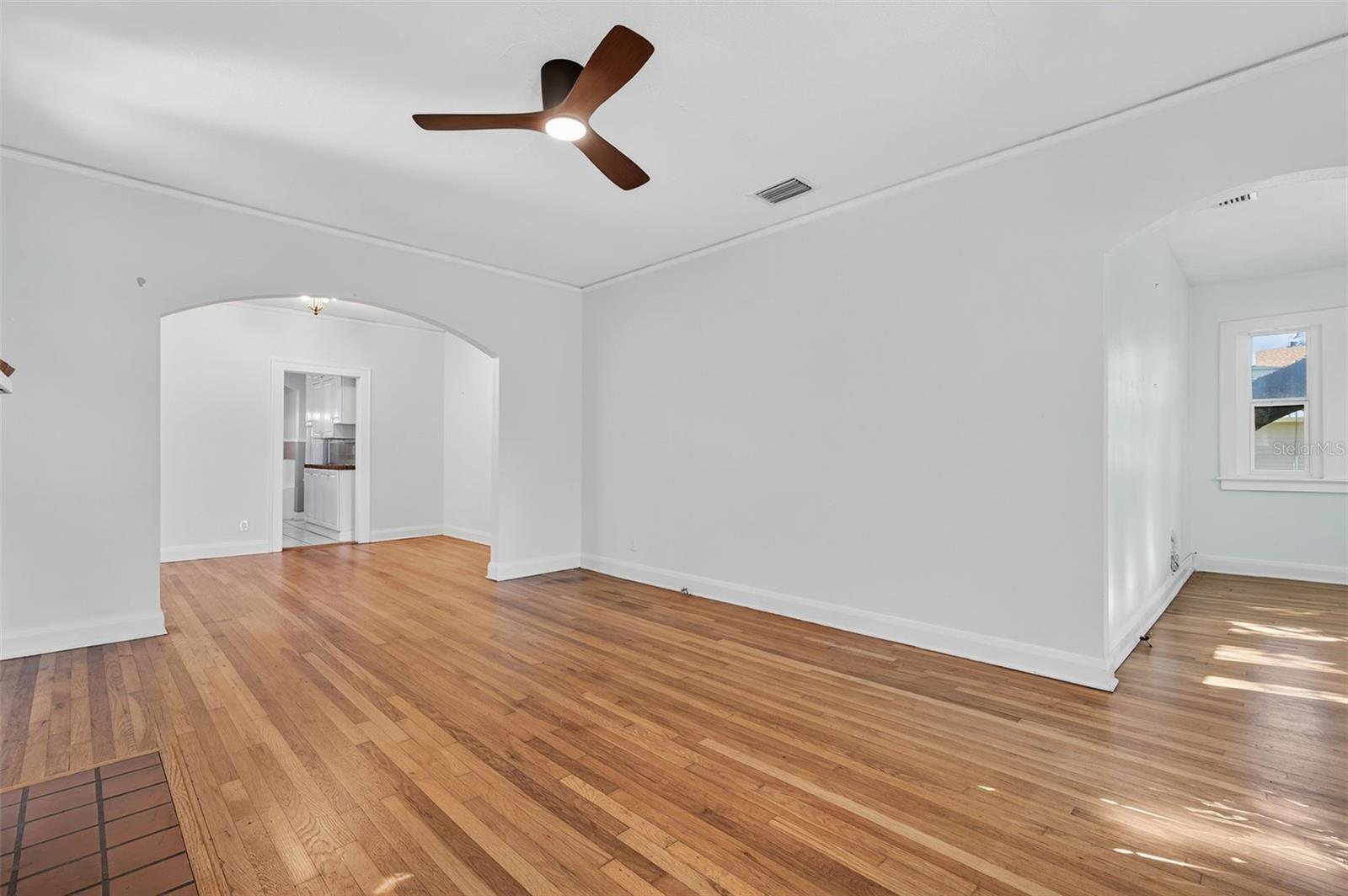 Image 12 of 68 For 907 Woodlawn Avenue