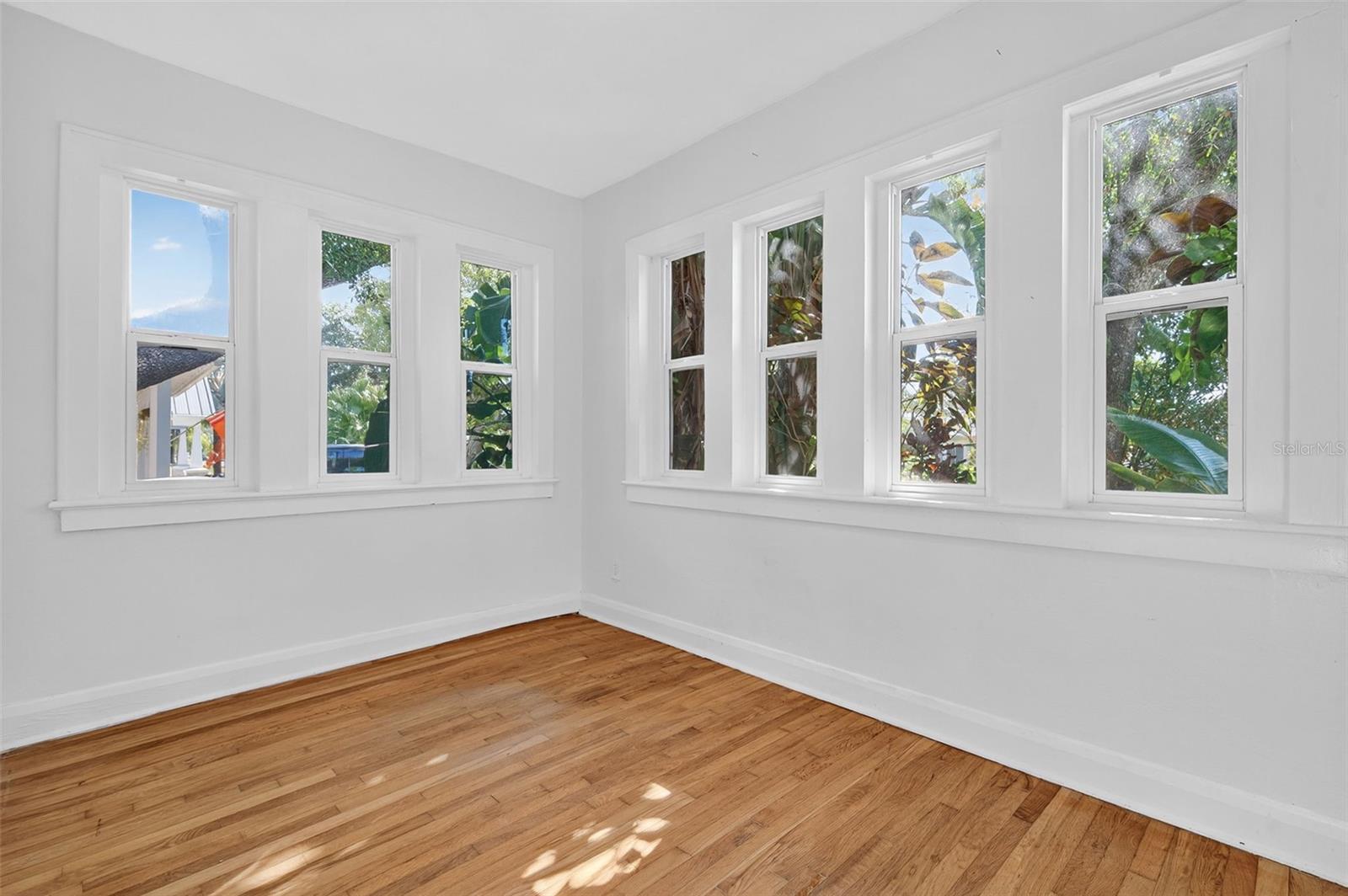 Image 13 of 68 For 907 Woodlawn Avenue