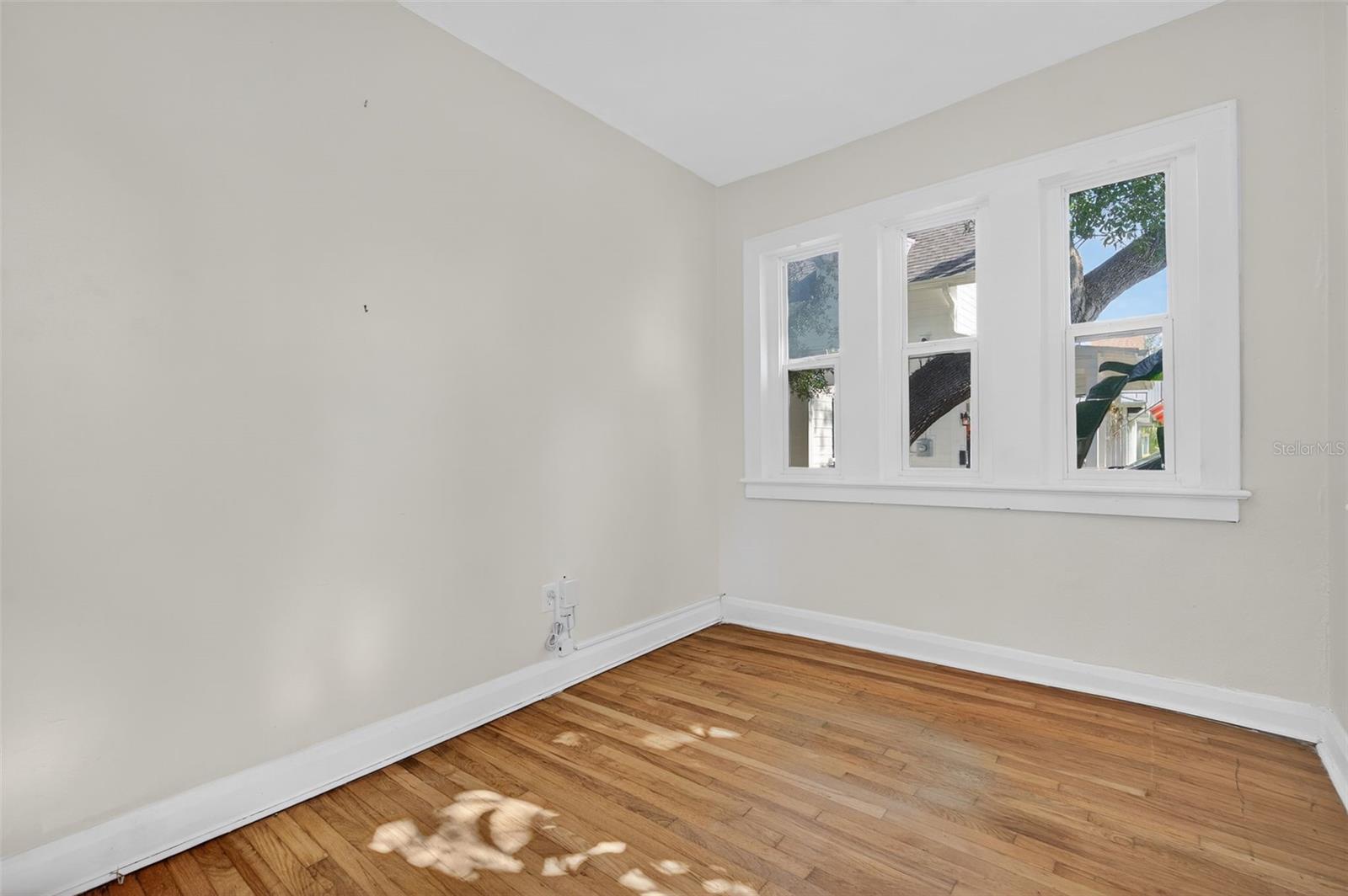 Image 14 of 68 For 907 Woodlawn Avenue