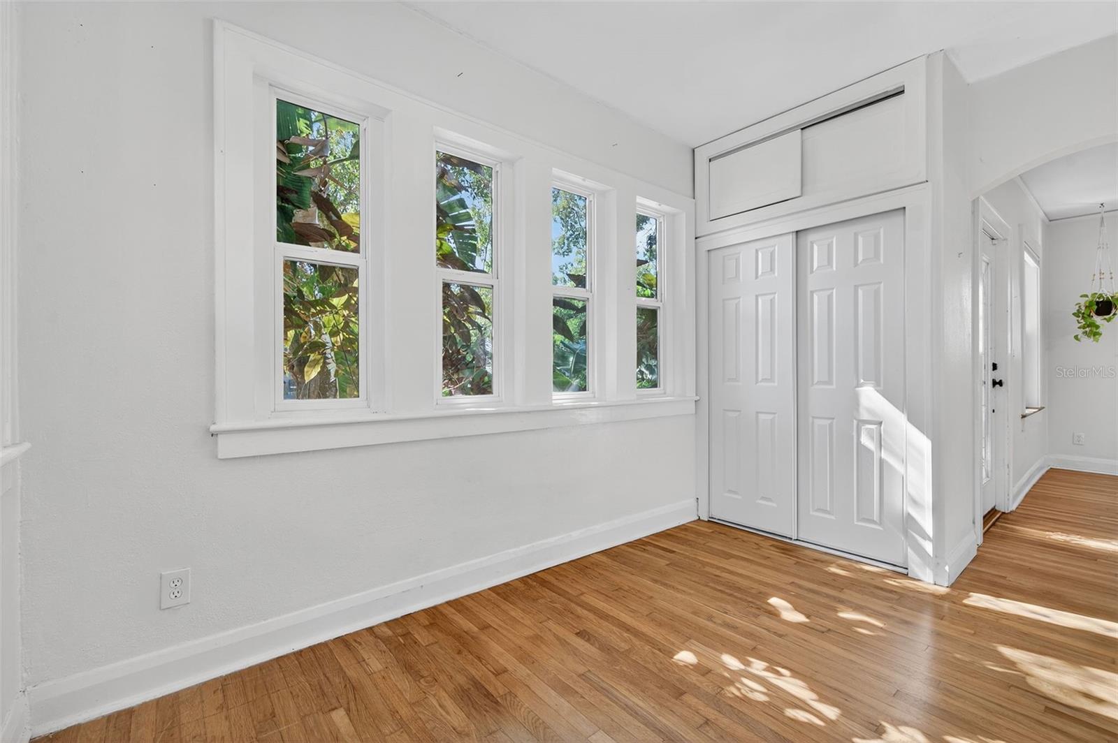 Image 15 of 68 For 907 Woodlawn Avenue