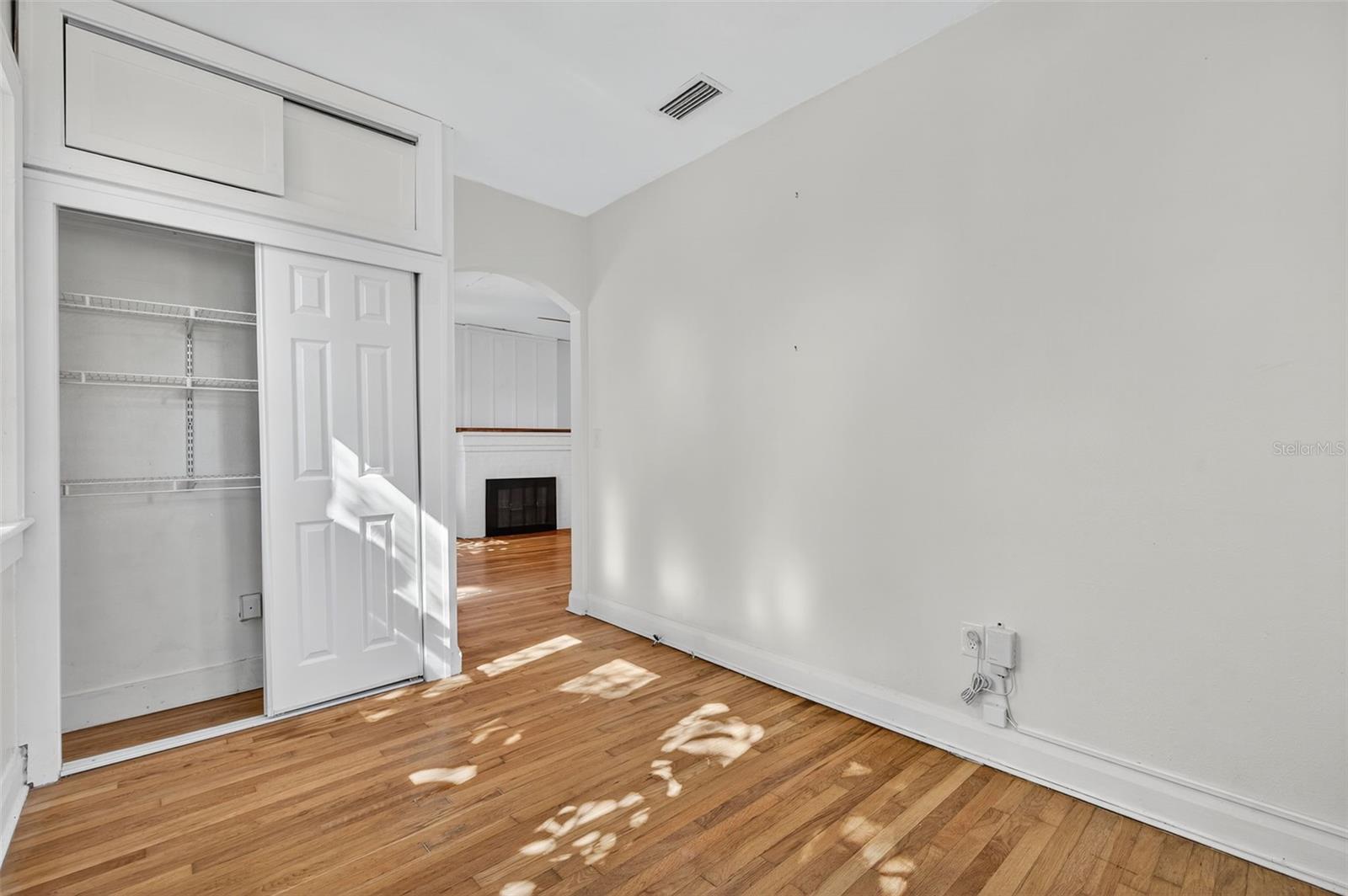 Image 16 of 68 For 907 Woodlawn Avenue