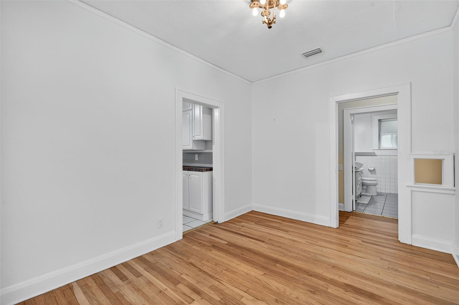 Image 18 of 68 For 907 Woodlawn Avenue