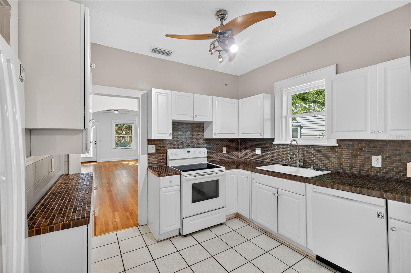 Image 22 of 68 For 907 Woodlawn Avenue