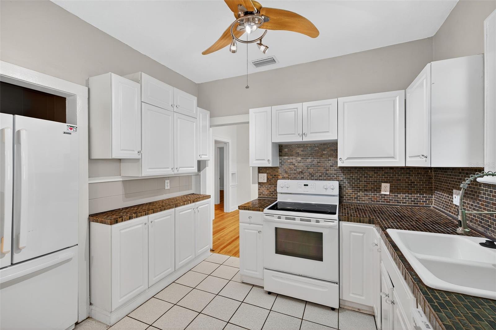 Image 23 of 68 For 907 Woodlawn Avenue