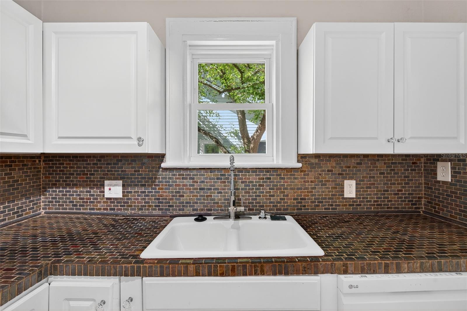 Image 24 of 68 For 907 Woodlawn Avenue