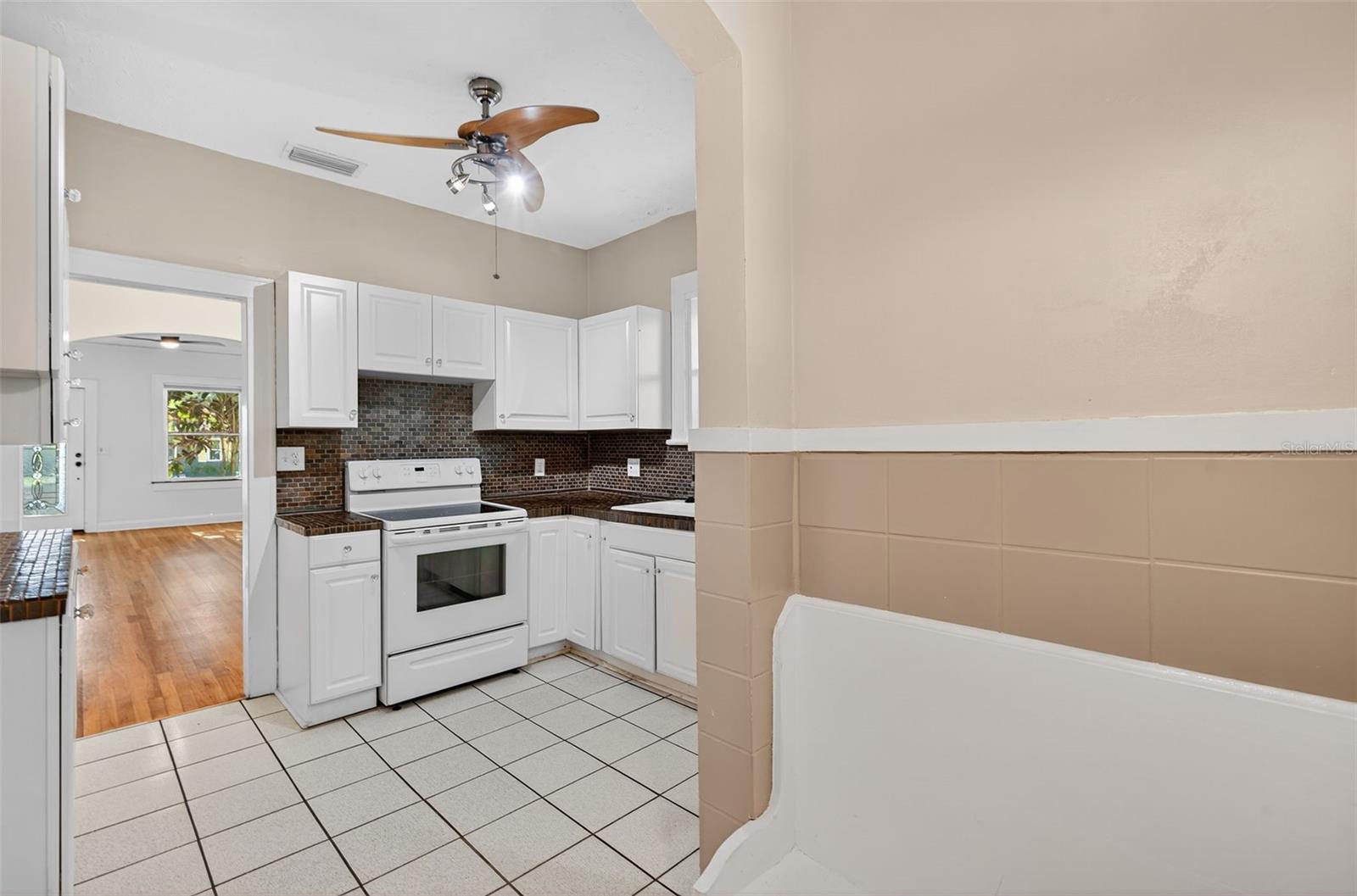 Image 29 of 68 For 907 Woodlawn Avenue