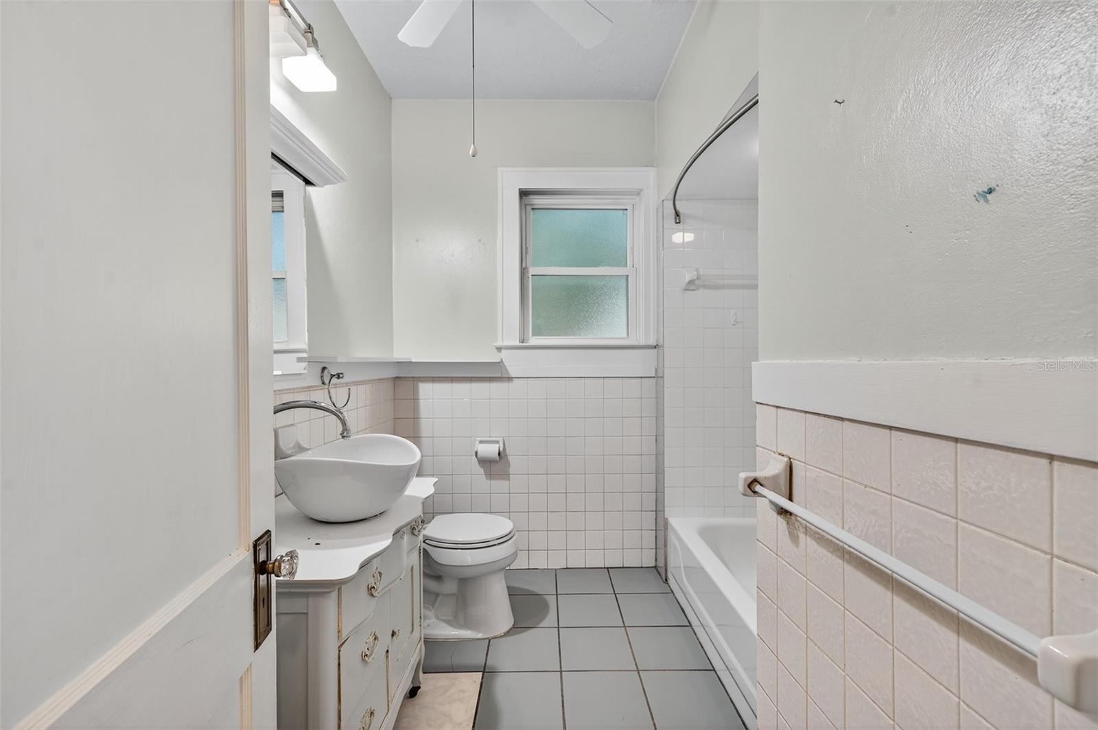 Image 33 of 68 For 907 Woodlawn Avenue